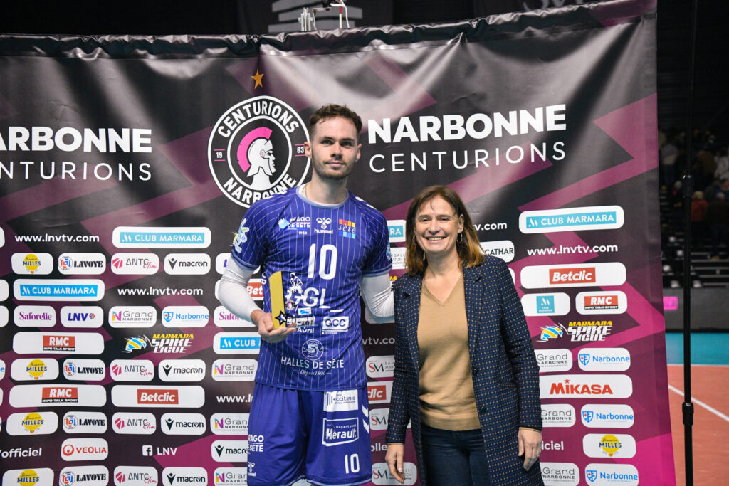 À notre pointu Célestin Cardin qui remporte son premier trophée de MVP cette saison en inscrivant 32 points à l’attaque, 5 blocks et 1 ace !