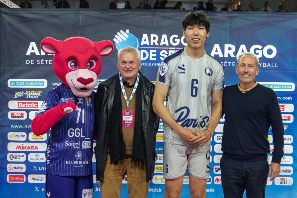 Meilleur joueur de la rencontre : PENG Shikun, aux côtés d’Alain Bilicki, Président de l’Arago de Sète, et de notre partenaire INTERSPORT représenté par Patrick Moga.